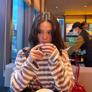 브라운 화이트 스트라이프 맨투맨